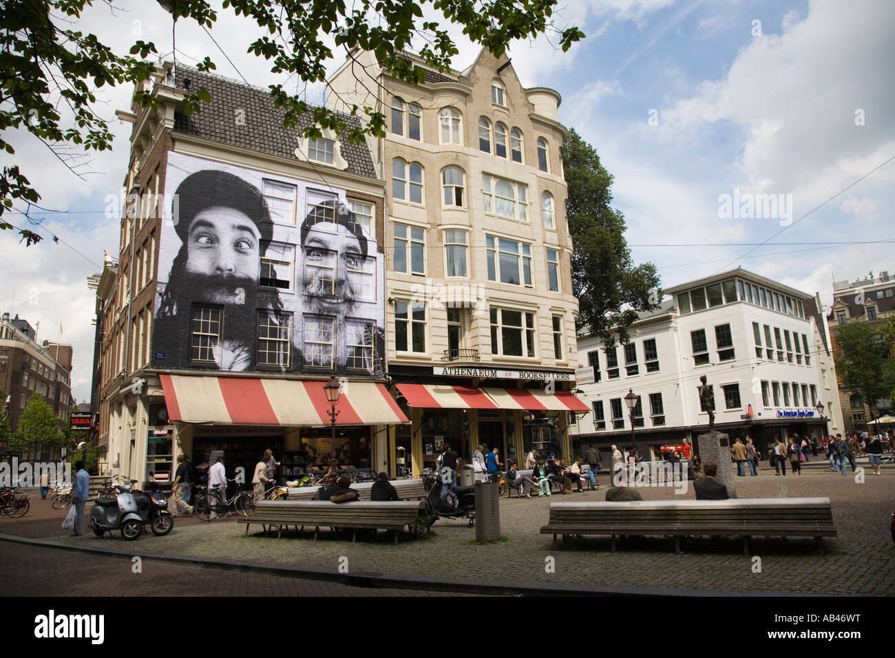 Wandbild des Künstlers JR auf der Buchhandlung Athenaeum an die Spui, Amsterdam, Niederlande Stockfoto