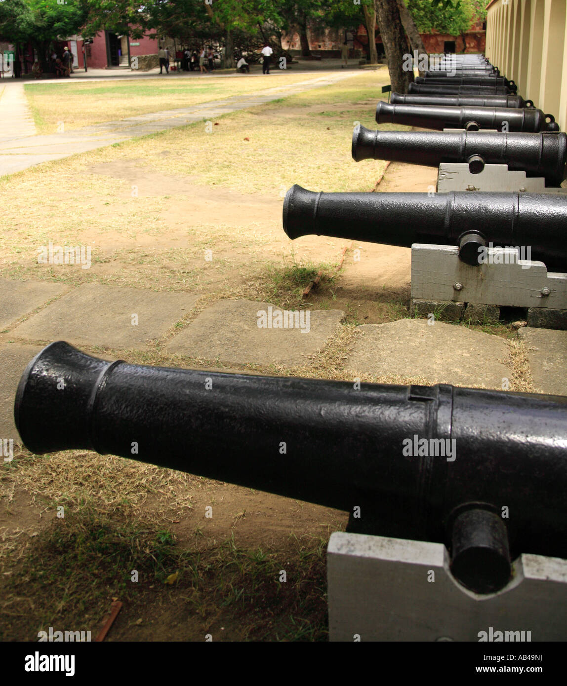 Reihe von Kanonen am Fort Jesus Mombasa in Kenia Stockfoto