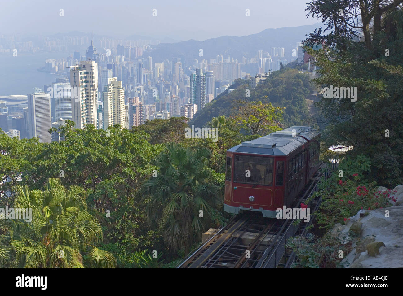 Eine Luftaufnahme über Hong Kong und den Victoria Harbour mit der Peak Tram wenige Meter von der Bergstation des Victoria Peak. Stockfoto