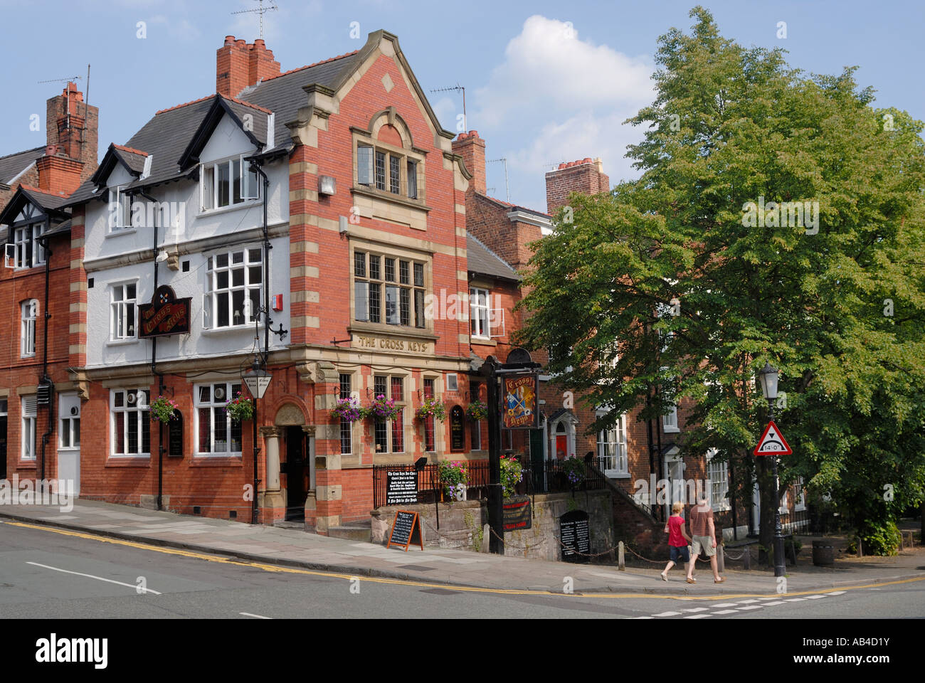 Chester. Die traditionelle Gastwirtschaft Cross Keys oder Inn am unteren Bridge Street im historischen walled Stadt Chester Stockfoto