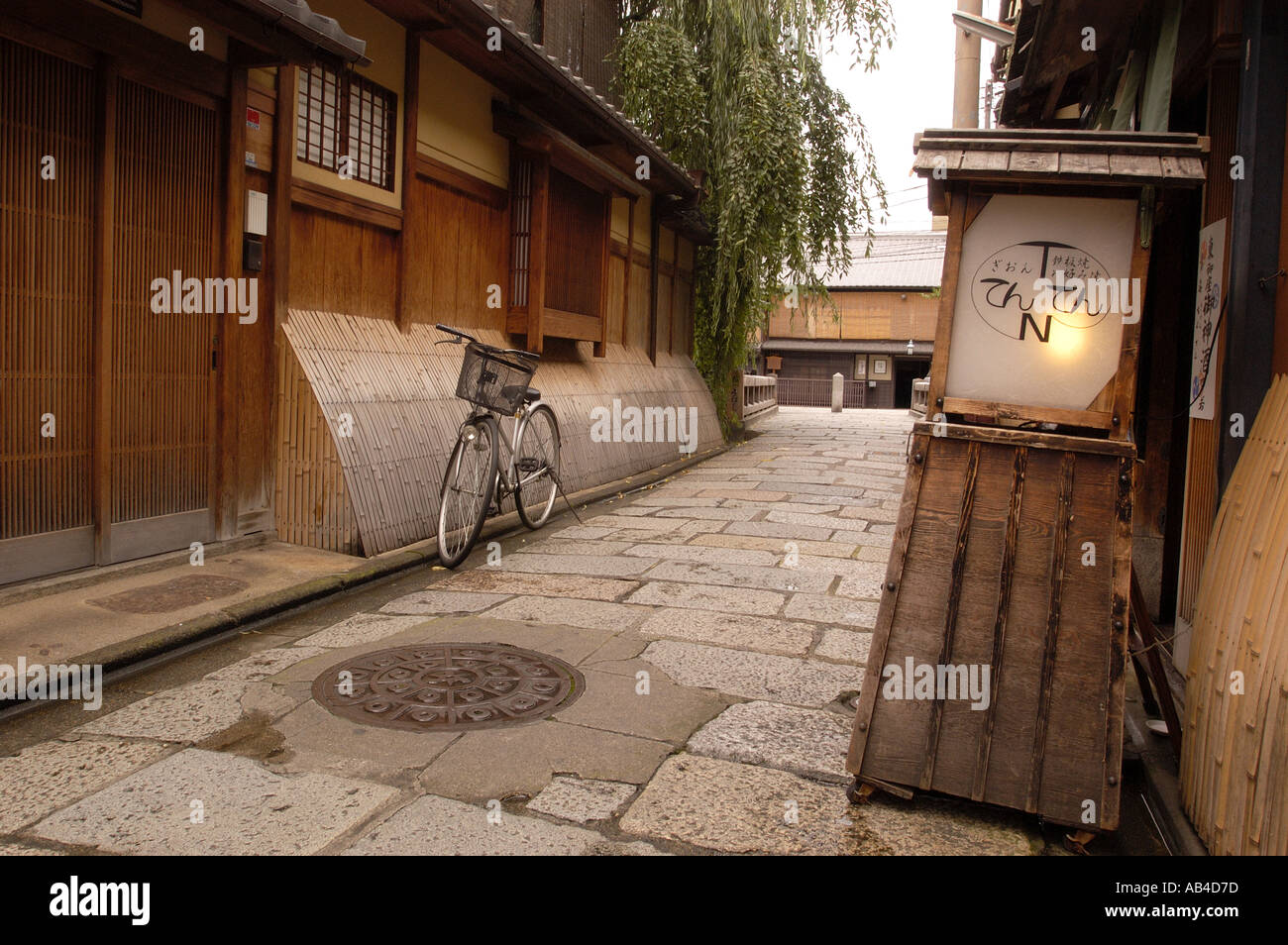 Einer ruhigen Seitenstraße mit traditionellen hölzernen Teehäuser und Restaurants in Gion Kyoto Japan Stockfoto