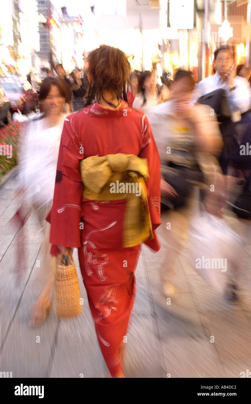 Eine Frau im Kimono, Einkaufen in der Nacht in Ginza Tokyo Japan Stockfoto