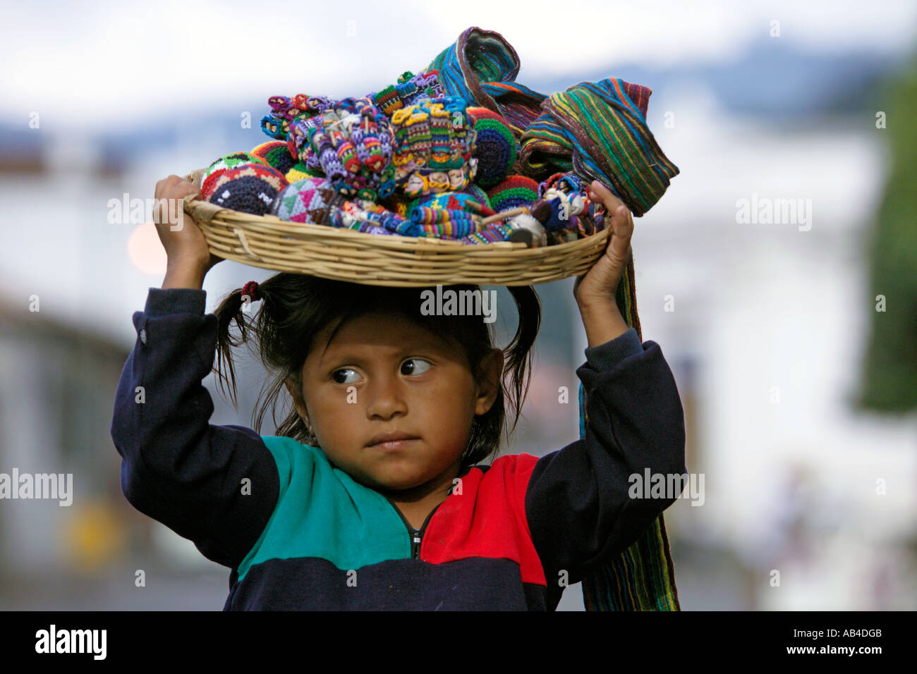 Ein junger Mädchen verkaufen bunten Materialien nahe Central Park, Antigua. Stockfoto