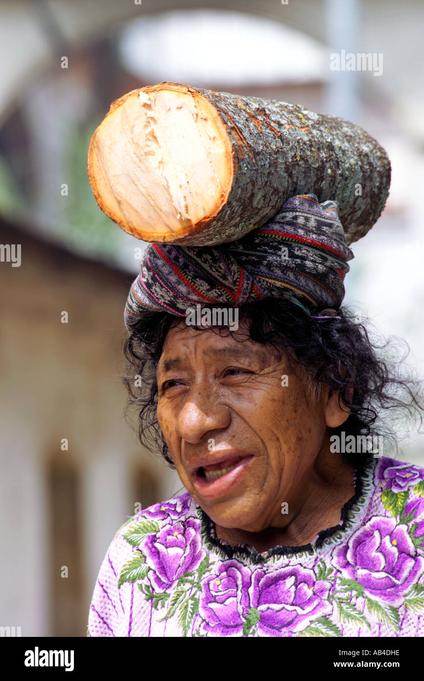 Kopf und Schulter Porträt einer faltigen Dame aus Panajachal ein Holzscheit auf dem Kopf tragen. Stockfoto
