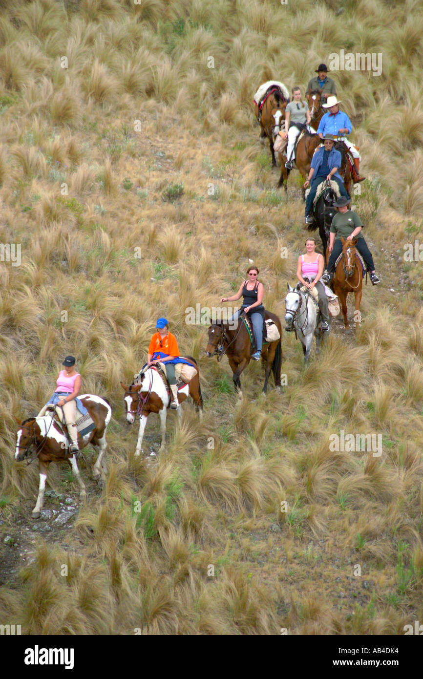 Touristen und ihre Führer Reiten durch die Pampa-Region Argentiniens. Stockfoto