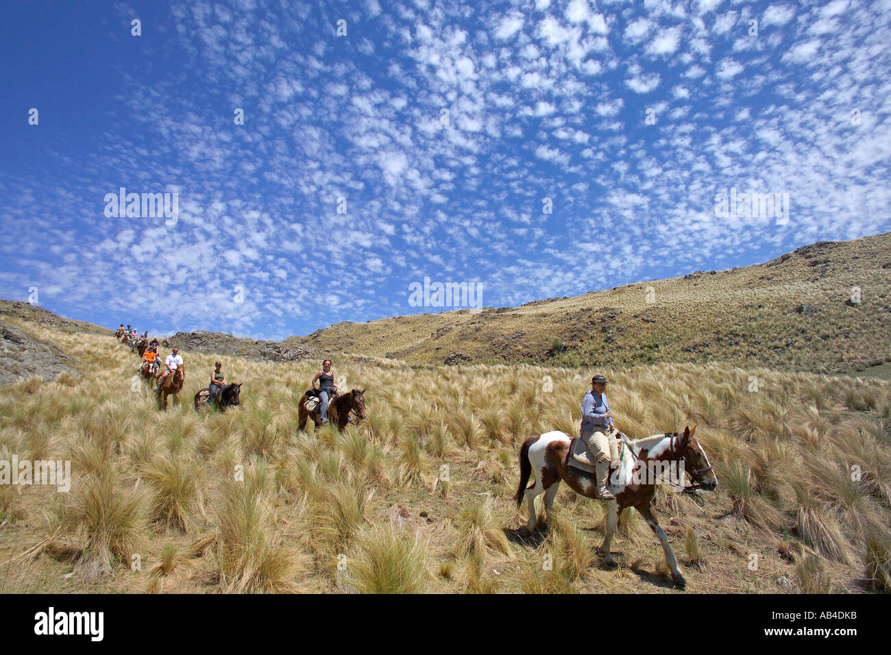 Touristen und ihre Führer Reiten durch die Pampa-Region Argentiniens. Stockfoto