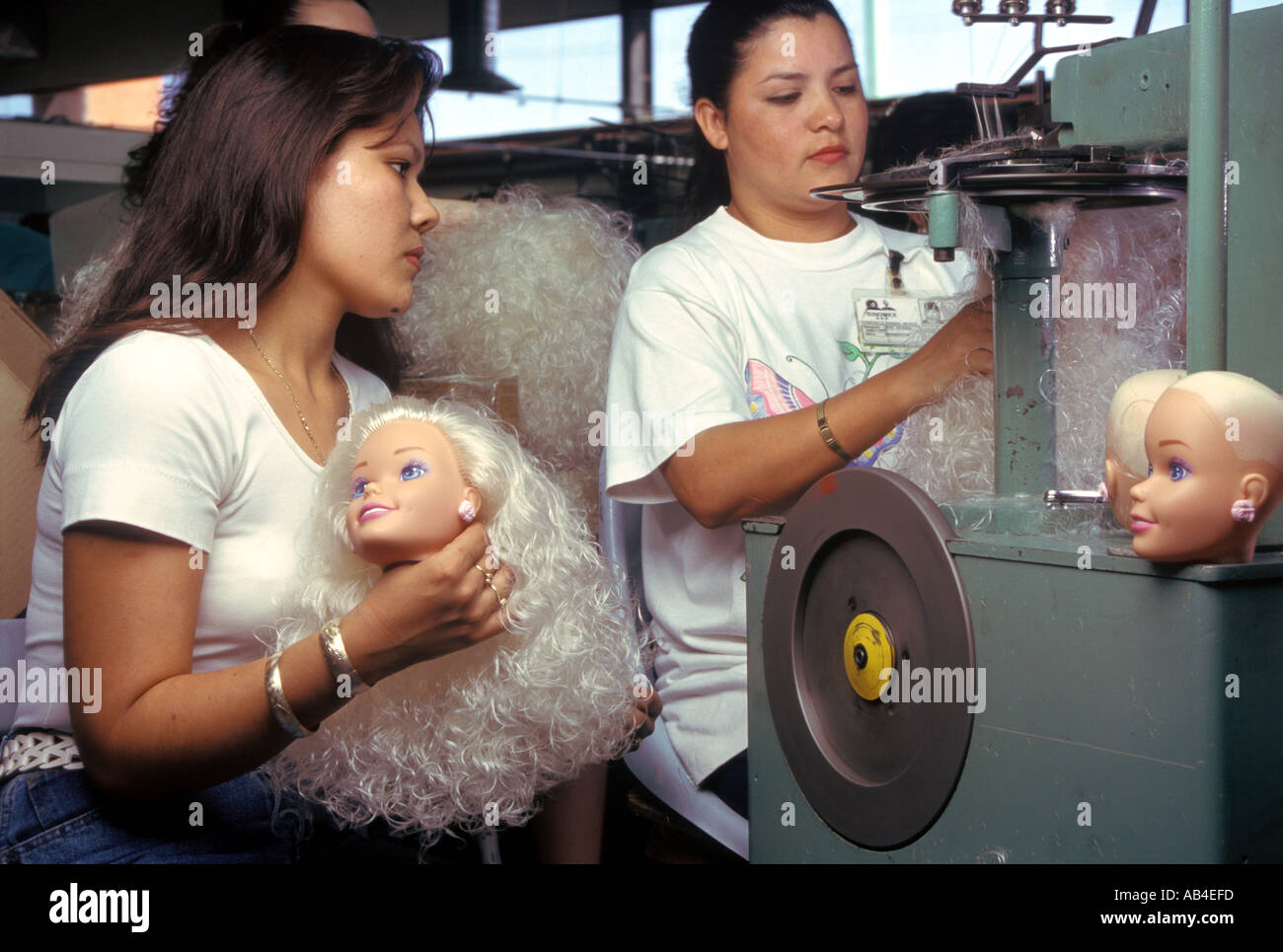 Frauen sammeln Puppen an der Sinomex-Spielzeug-Fabrik in Hermosillo, Sonora, Mexiko Stockfoto