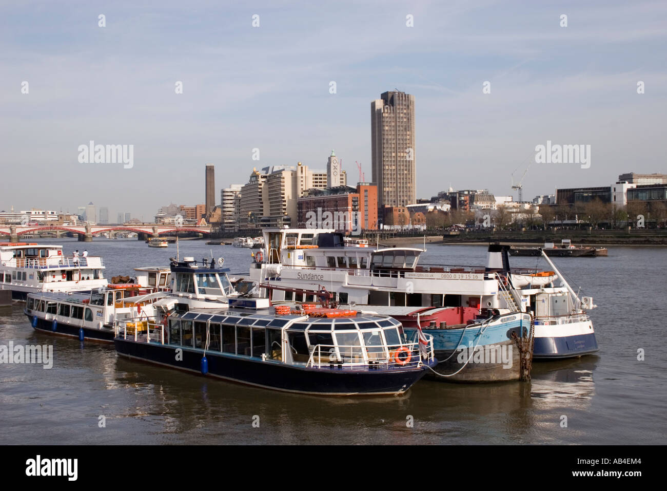 Boote auf der Themse mit dem OXO Tower im Hintergrund, London, England, Europa. Stockfoto