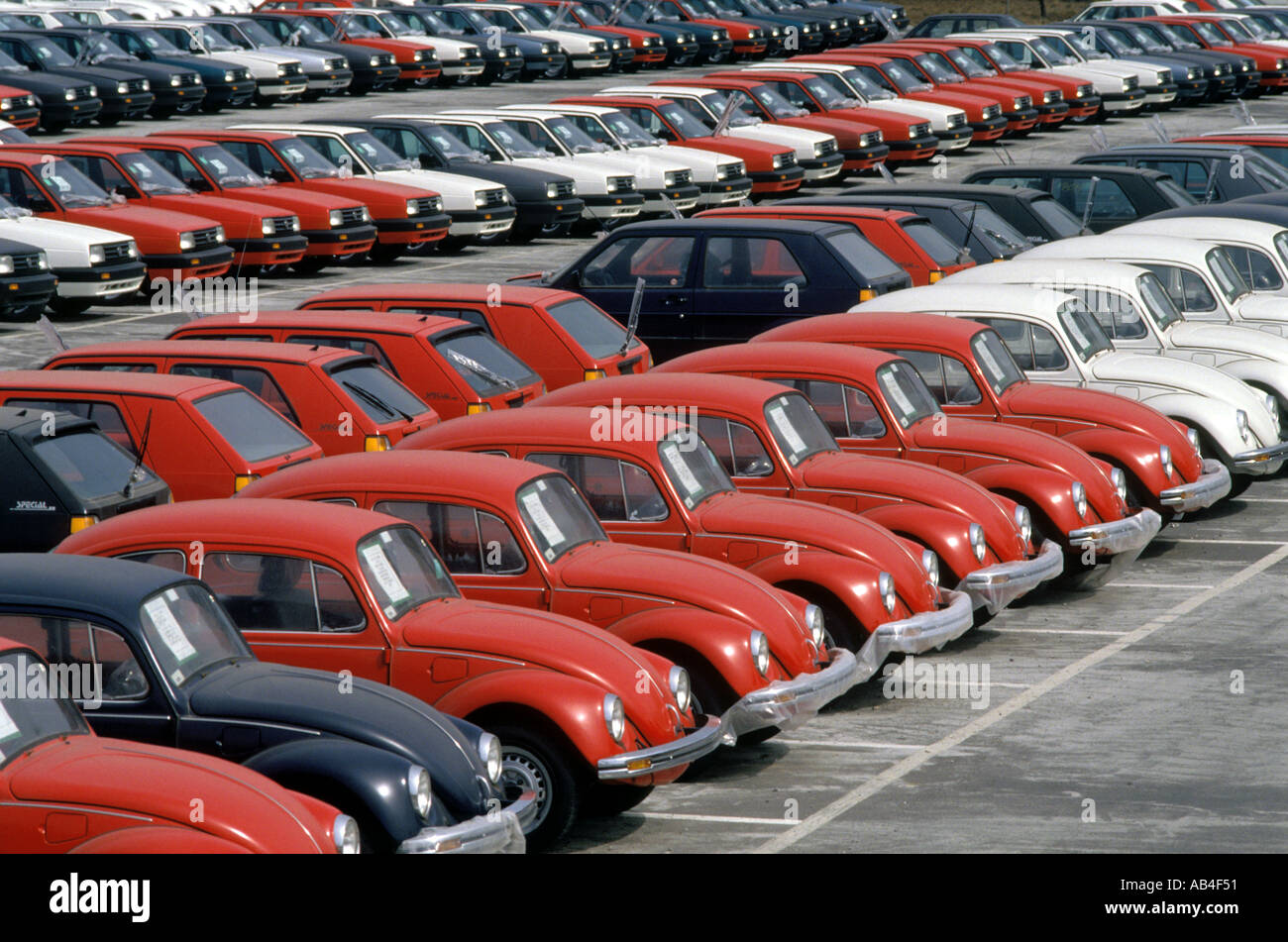 Volkswagen Käfer und Jettas warten auf Triebwagen für den Versand im VW-Werk im mexikanischen Puebla Puebla geladen werden Stockfoto