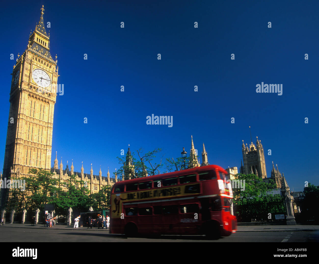 London Big Ben Häuser des Parlaments Westminster England Vereinigtes Königreich Großbritannien GB UK Europe Touristen mit roten bus Stockfoto