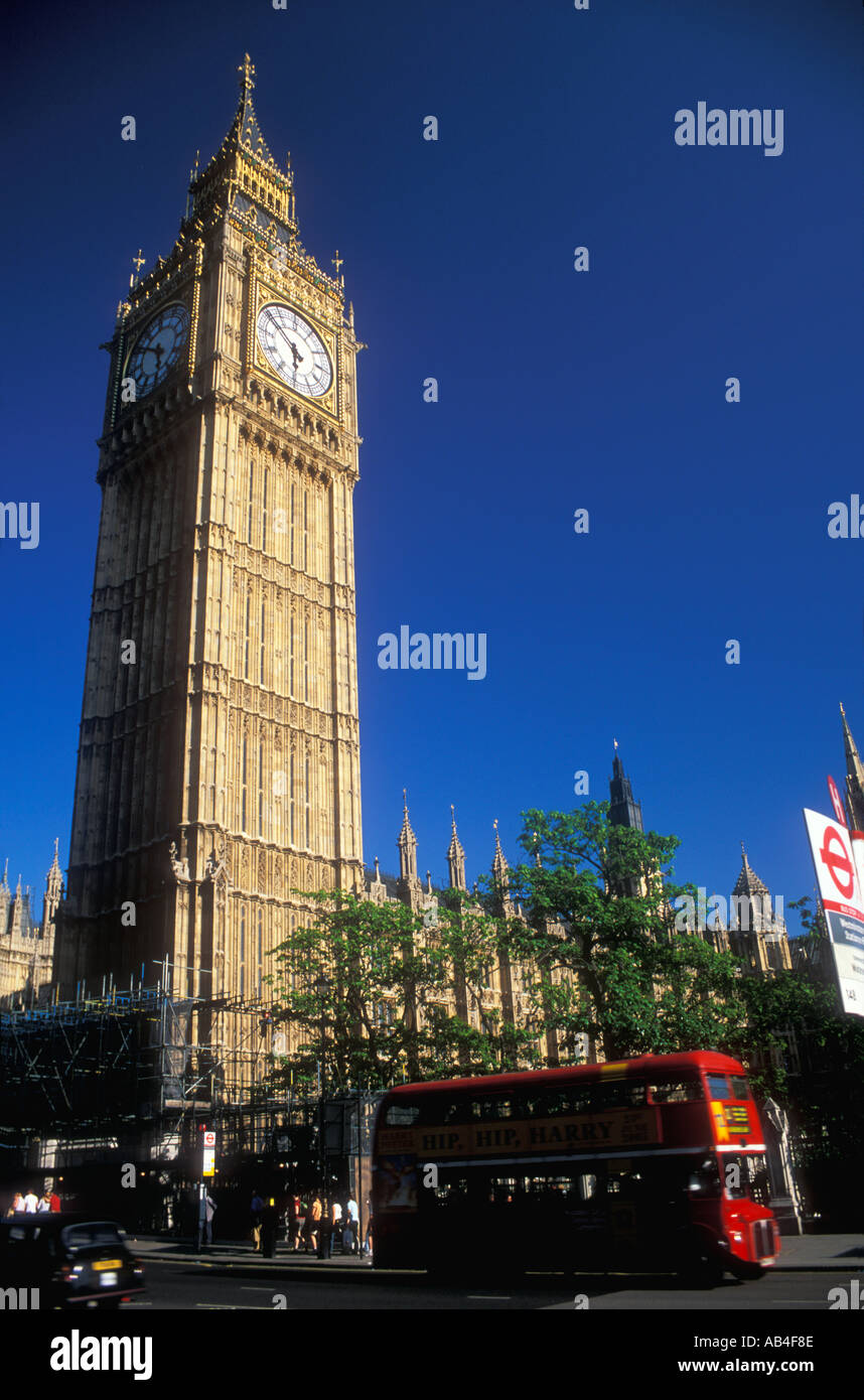 London Big Ben Häuser des Parlaments Westminster England Vereinigtes Königreich Großbritannien GB UK Europe Touristen mit roten Bustouristik Stockfoto