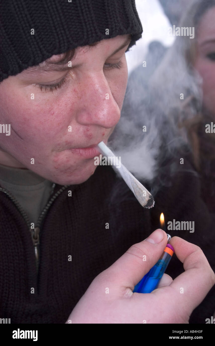 Teenager Rauchen eines Joints Stockfoto