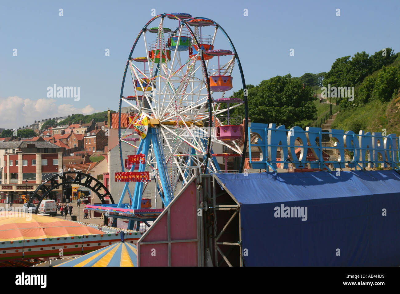 Riesenrad und Kirmes in Scarborough, Yorkshire, Großbritannien. Stockfoto