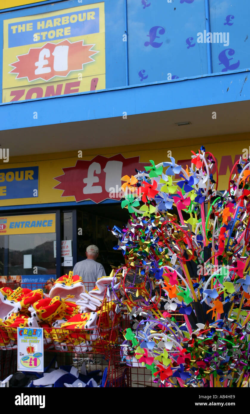 Windmühlen und Strand waren vor einem £1 Geschäft in Scarborough, Yorkshire, Großbritannien. Stockfoto