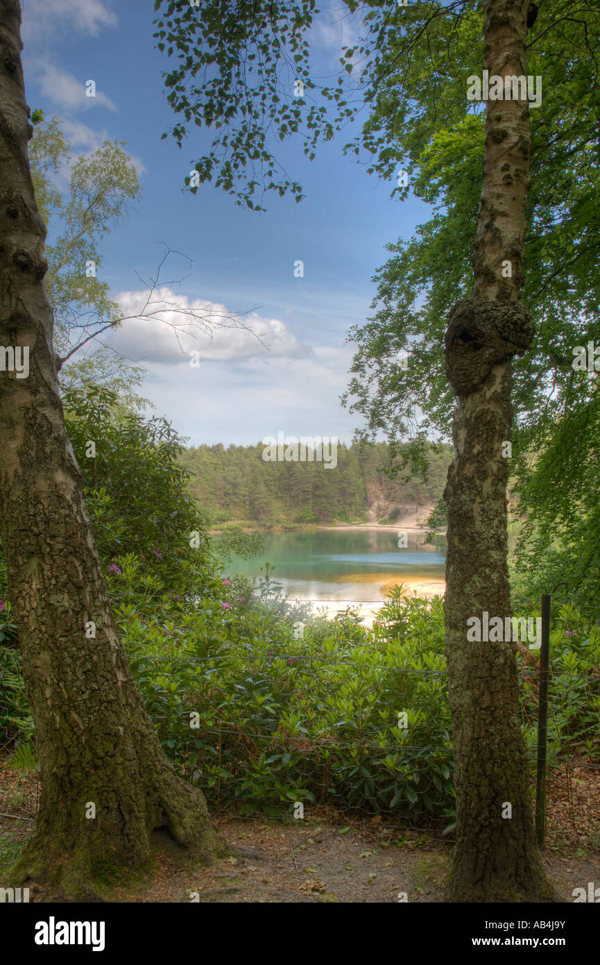 High Dynamic Range Bild von der blauen Pool Furzebrook Wareham Dorset UK an einem ruhigen Tag im Sommer Stockfoto