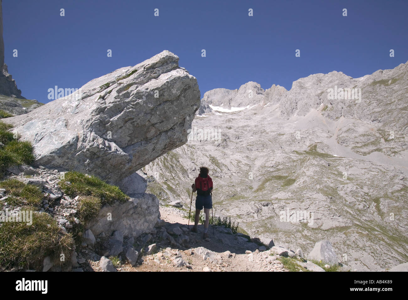 Walker, suchen Schatten in der Hitze des Tages auf dem Weg zum Naranjo de Bulnes Nationalpark Picos de Europa-Spanien Stockfoto