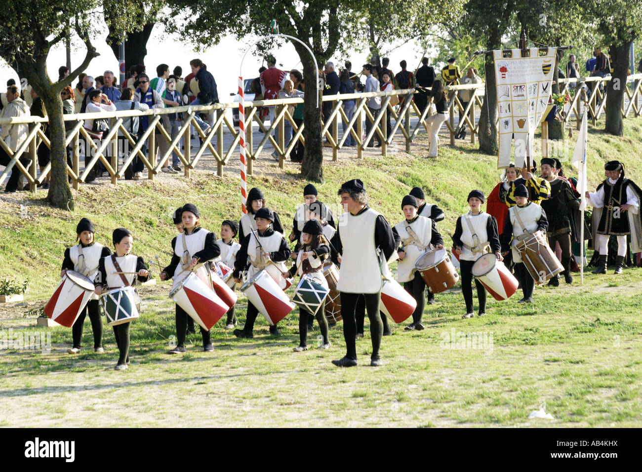 Kinder Trommel Band in mittelalterlichen Kostümen auf dem jährlichen Penticost-Festival in Monterubbiano.Le Marcha Italien Stockfoto