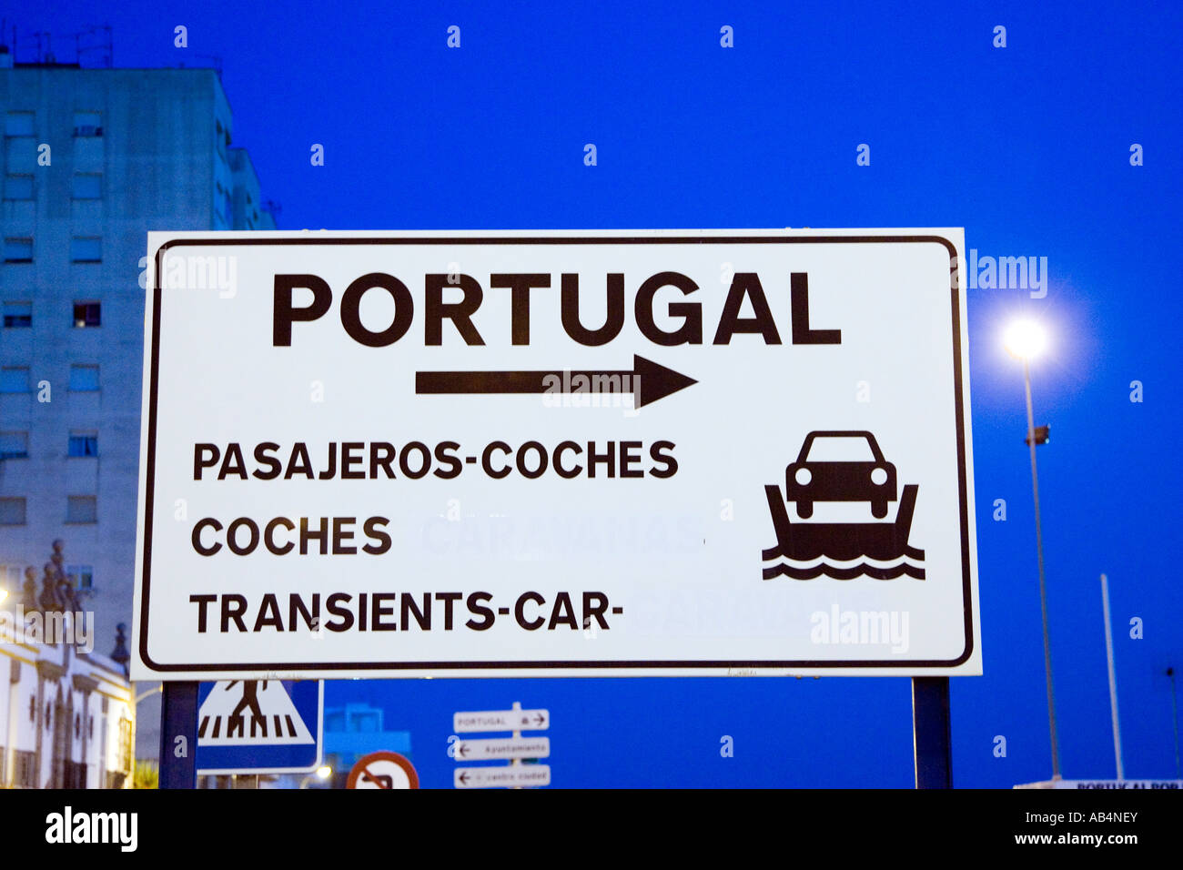 Platte mit Schild Portugal für Passagiere und Autos Guadiana Fluss Grenze zwischen Spanien und Portugal Stockfoto