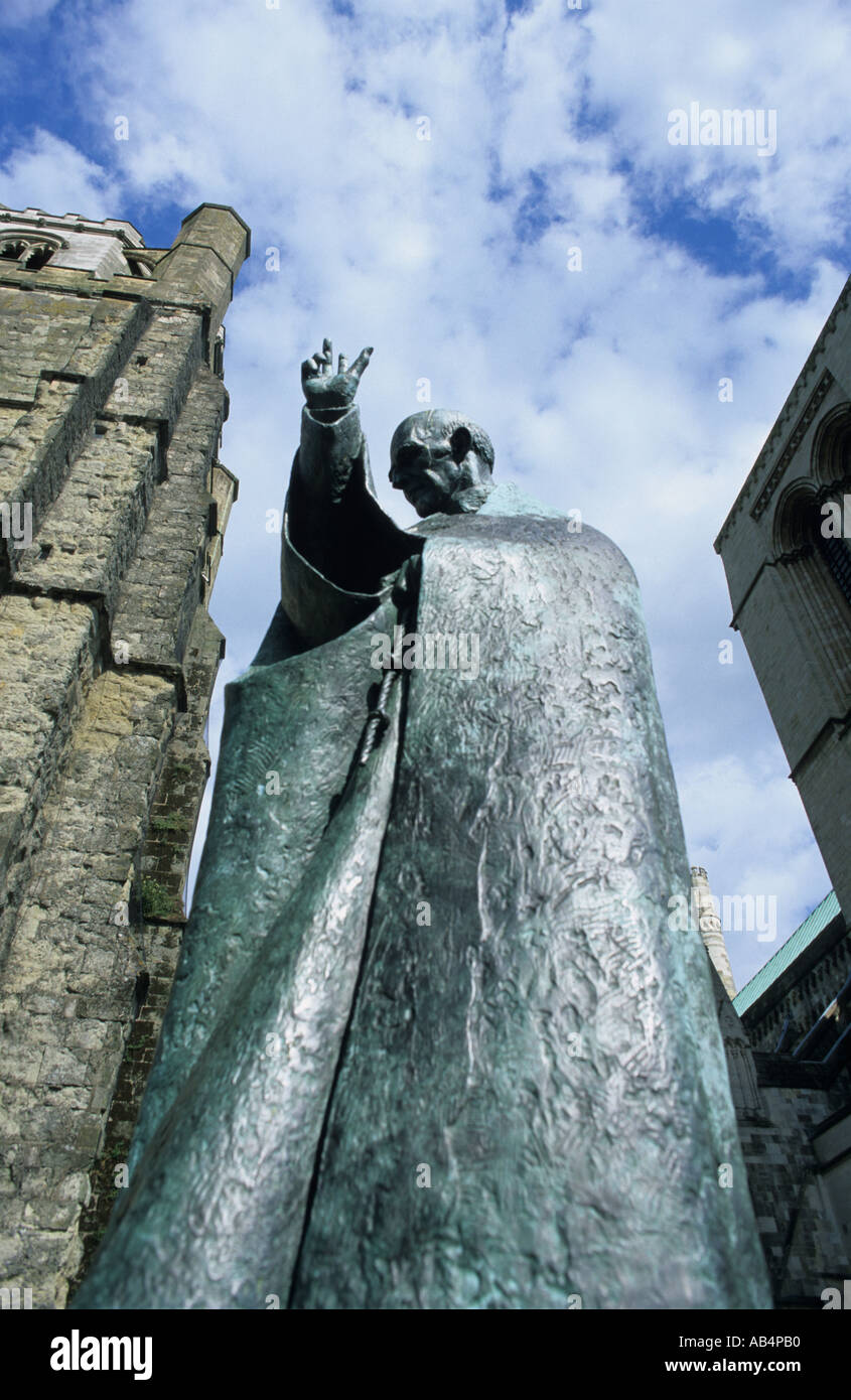 Statue des Heiligen Richard Bishop von Chichester 1245 1253 mit Chichester Kathedrale im Hintergrund Stockfoto