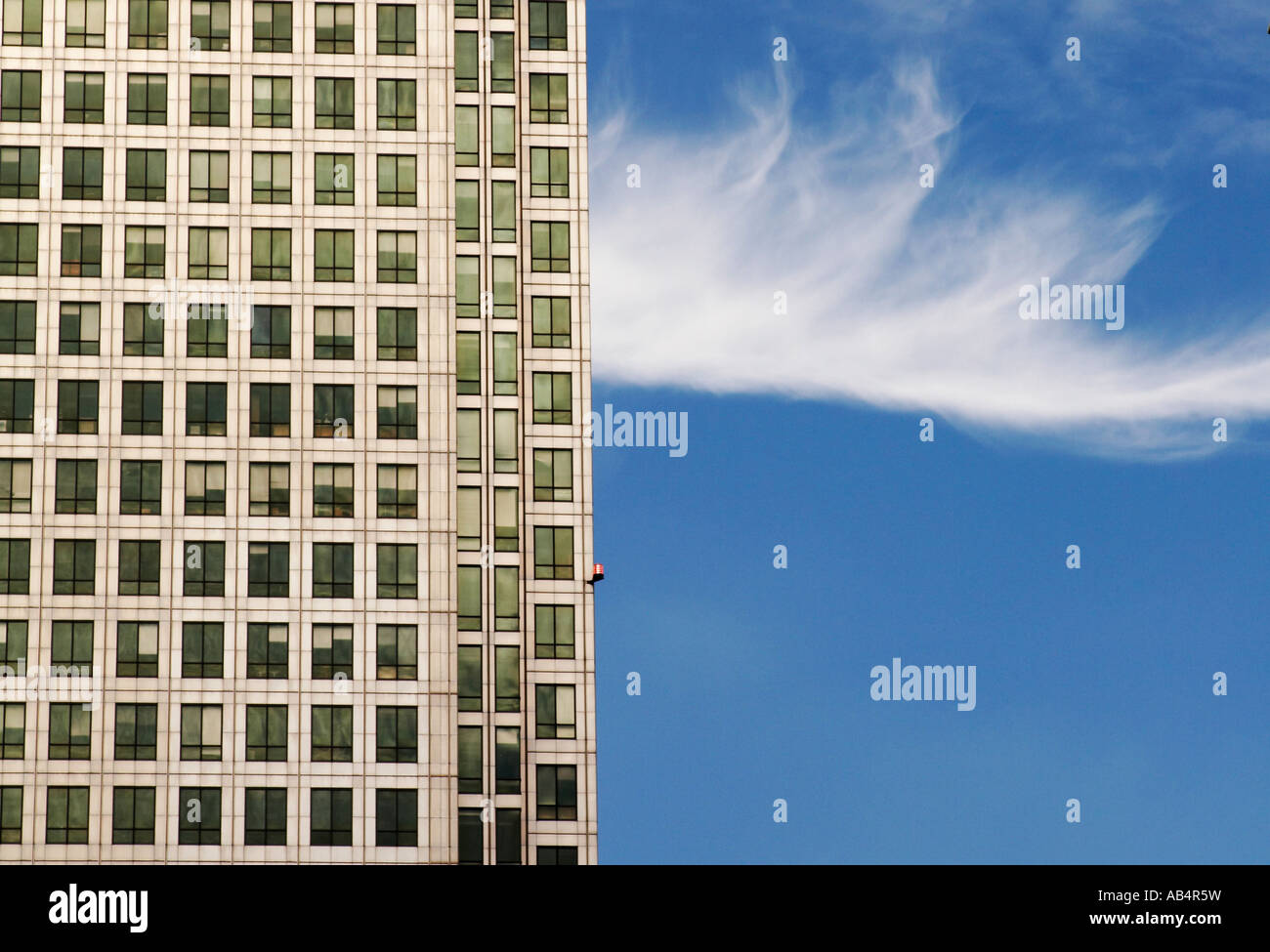 Bürogebäude gegen blauen Himmel London Canary Wharf Stockfoto