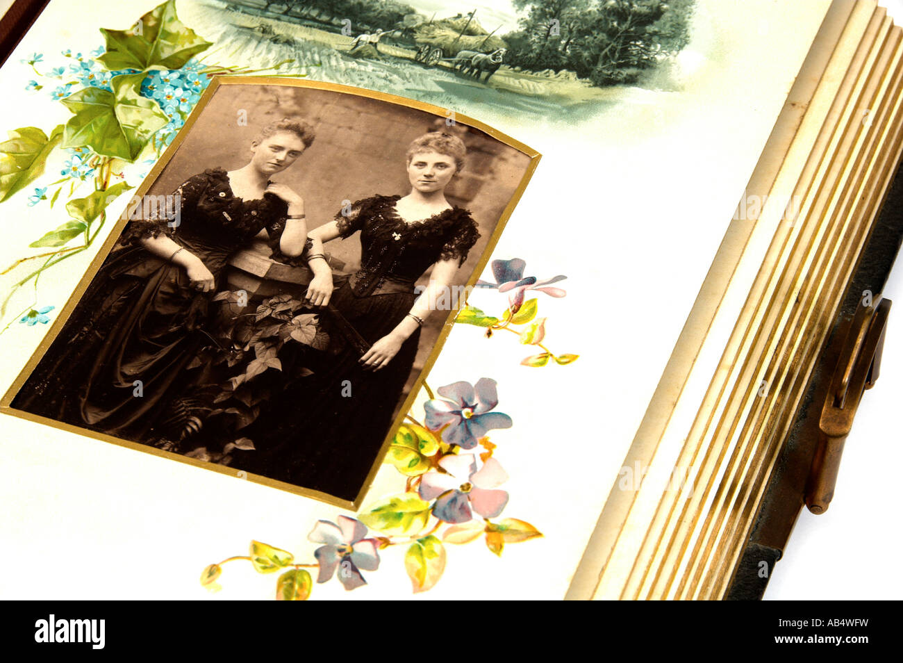 Viktorianische Fotografieren von Familienmitgliedern in einem verzierten viktorianischen Familienalbum Stockfoto