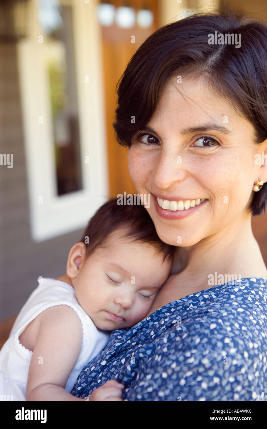 Porträt der Mutter mit schlafenden baby Stockfoto