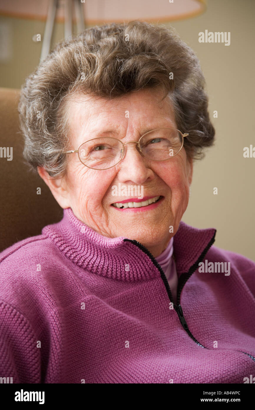 Portrait der älteren Frau lächelnd Stockfoto