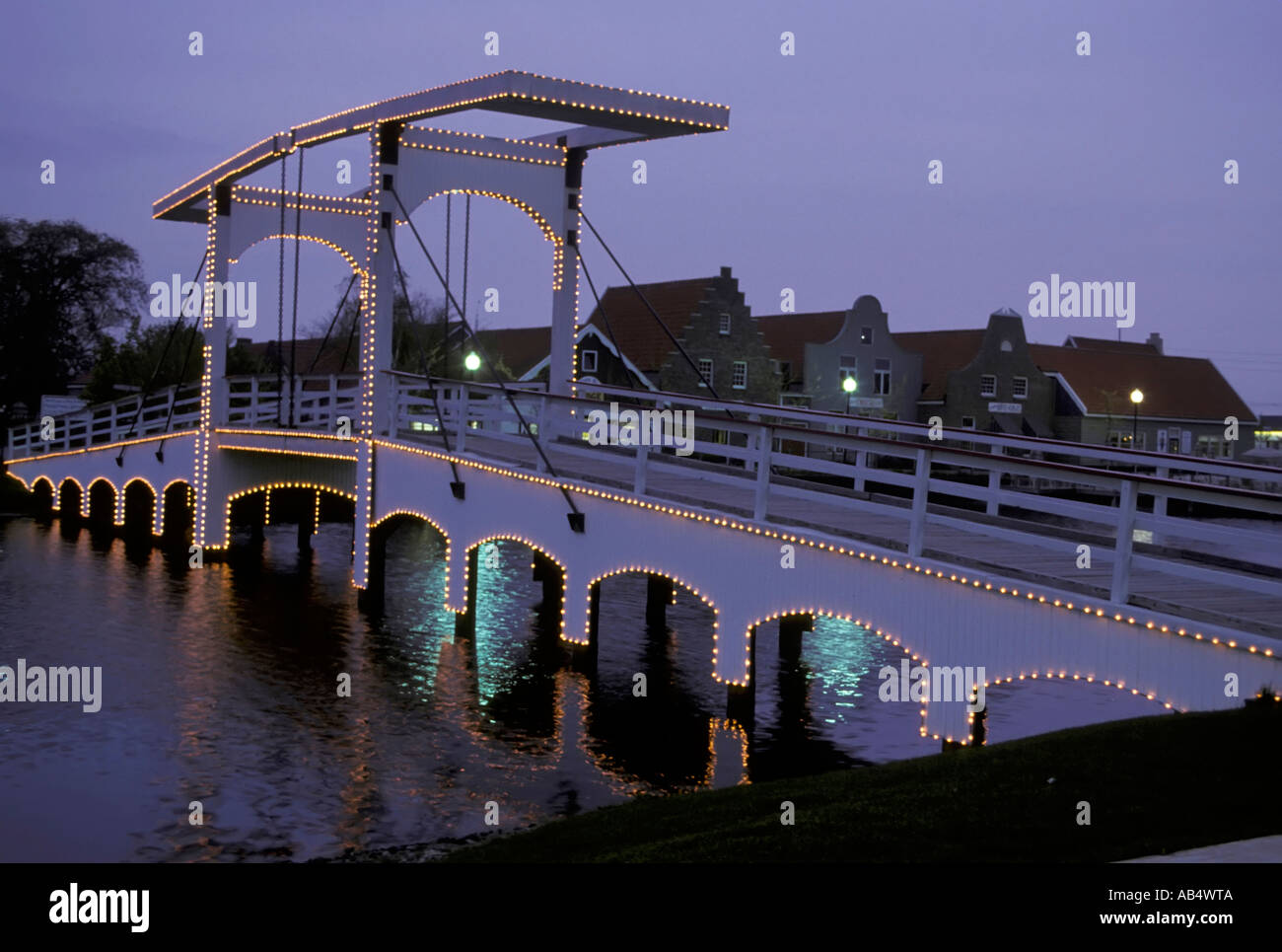 Niederländische Dorf Brücke in der Nacht während Holland Michigan MI Tulip Festival Stockfoto