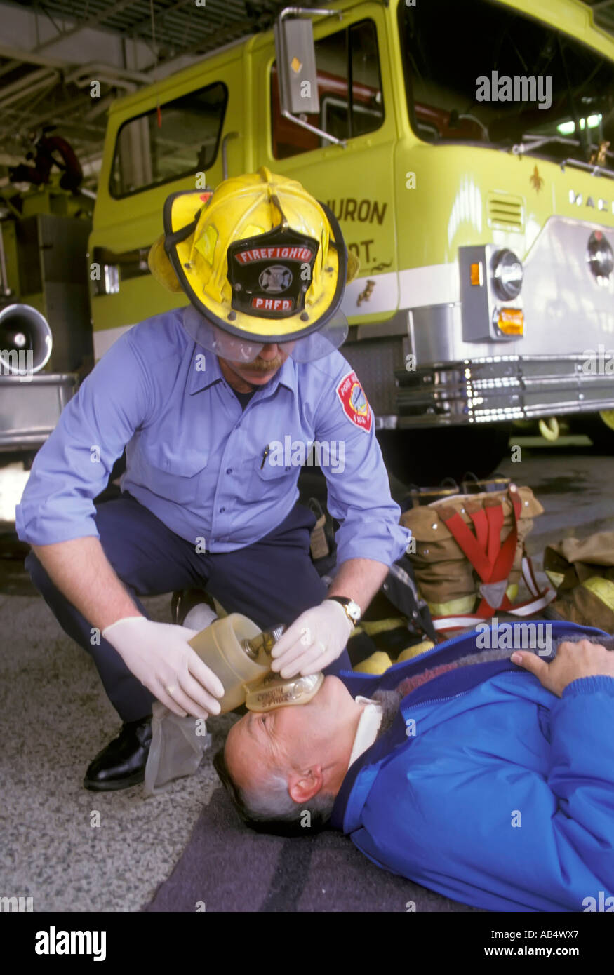 Feuerwehrmann kümmert sich um ein Opfer in einer Notfall-Situation nach einem Autounfall Stockfoto