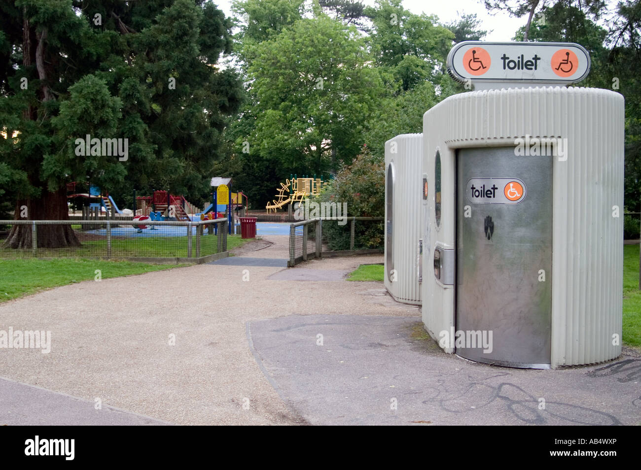 automatische Behindertentoiletten in einem Park in Bedford uk england Stockfoto