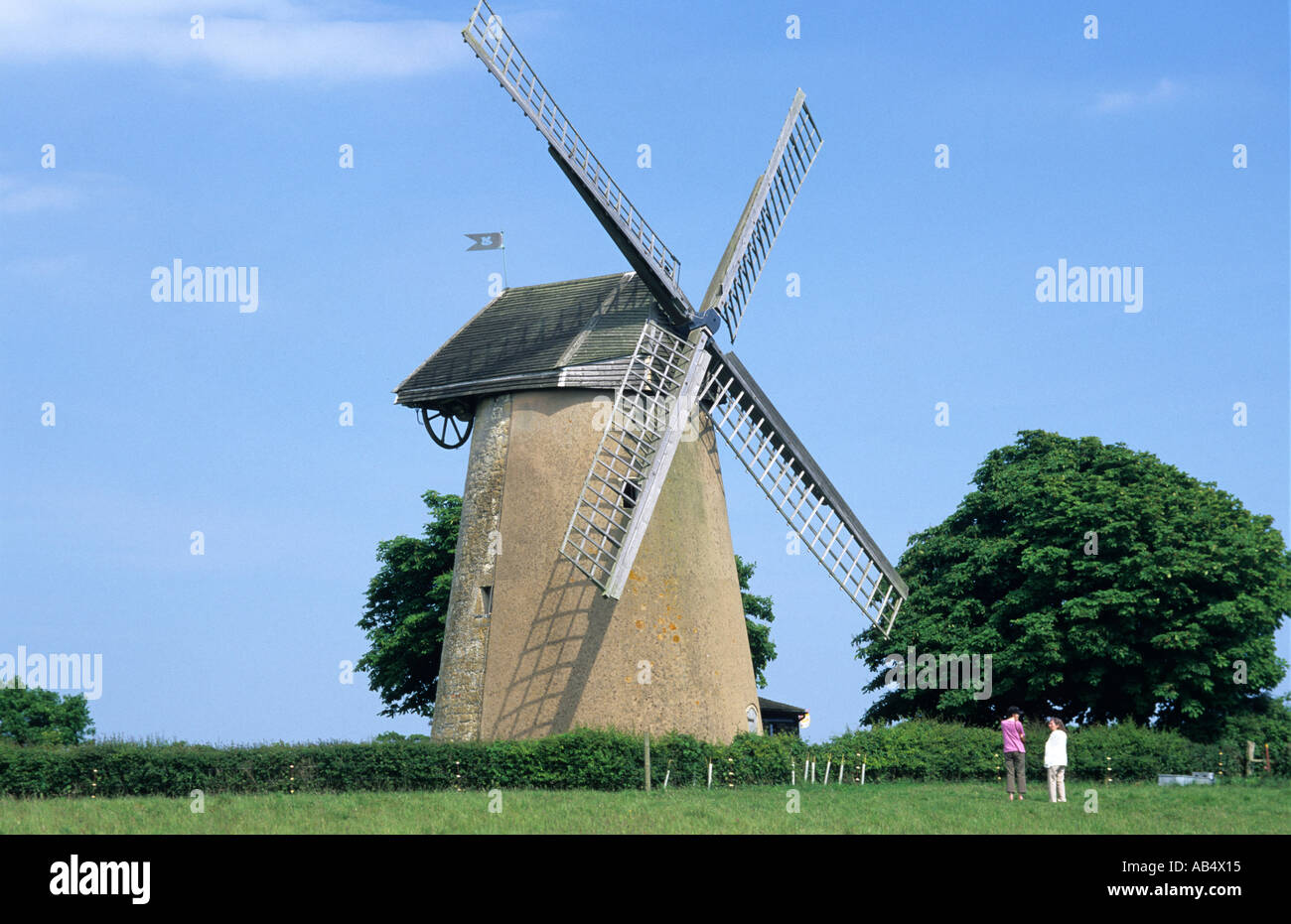 Bembridge Denkmalschutz ich Windmühle gebaut c 1700 und immer noch mit seiner ursprünglichen hölzernen Maschinerie der Windmühle Stockfoto