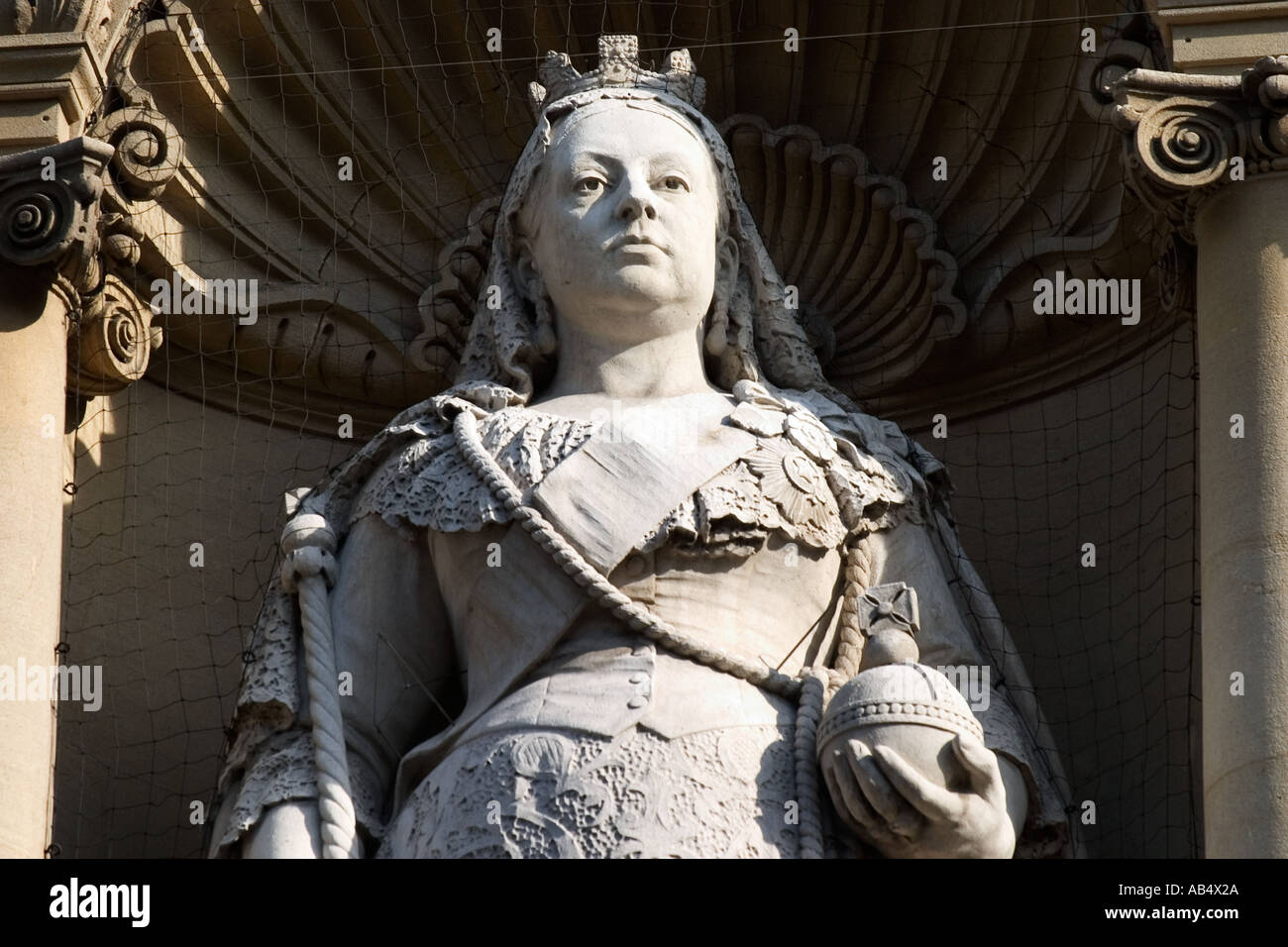 Nahaufnahme von der Statue von Königin Victoria in Victoria Art Gallery in Bath England Stockfoto