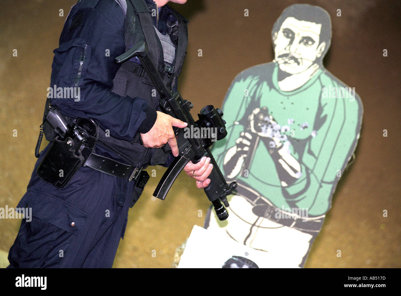 Armed Response Unit Polizisten mit Gewehr, Großbritannien UK Stockfoto