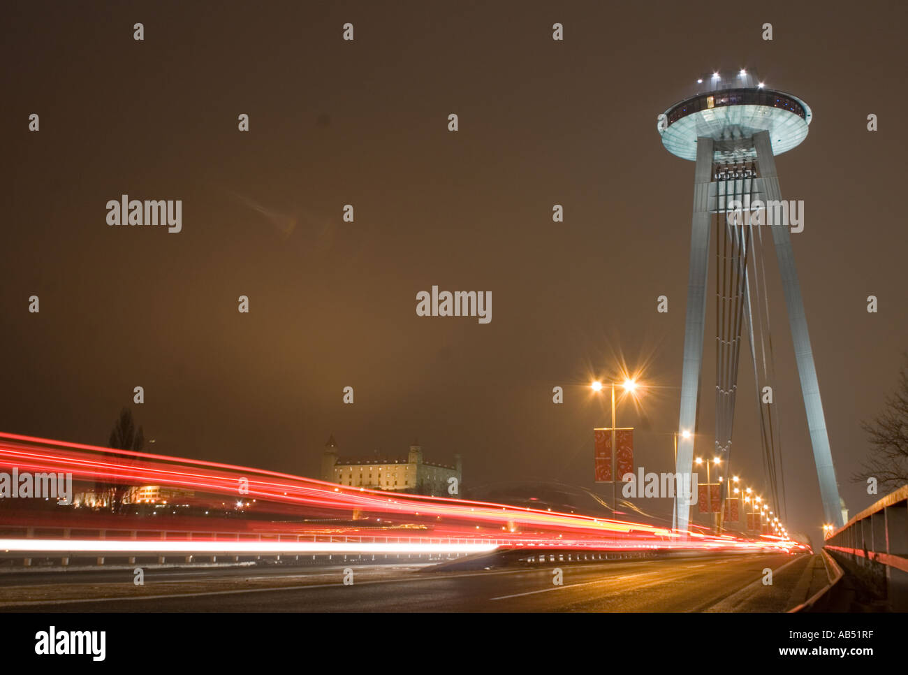 Die neue Brücke Bratislava Novy Baujahr 1972 mit ihm s Restaurant sitzen 80m über der Donau in der Nacht Stockfoto