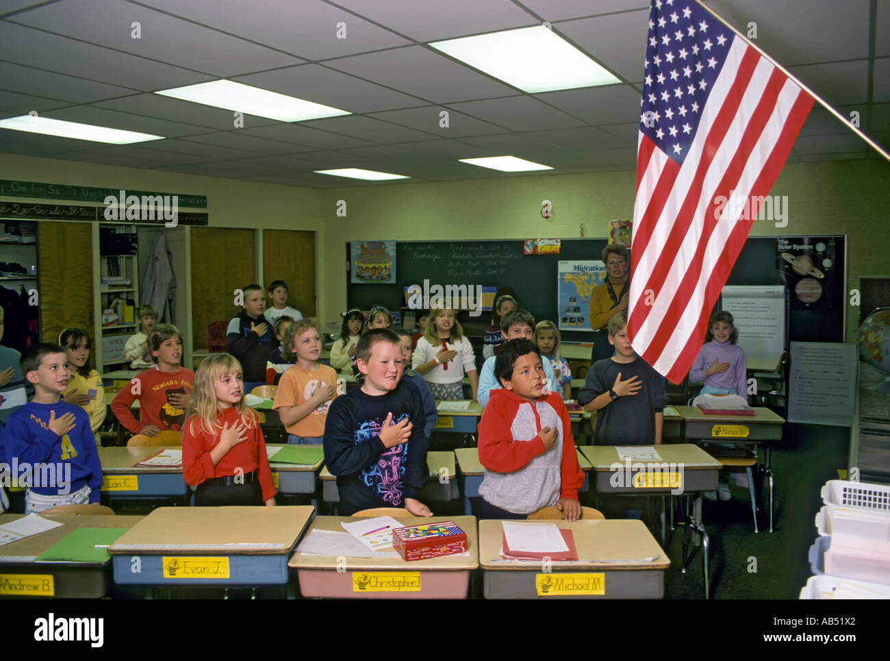 Dritte Klasse Grundschule rezitiert die Zusage der Treue, die amerikanische Flagge jeden Morgen vor dem Studienbeginn Stockfoto