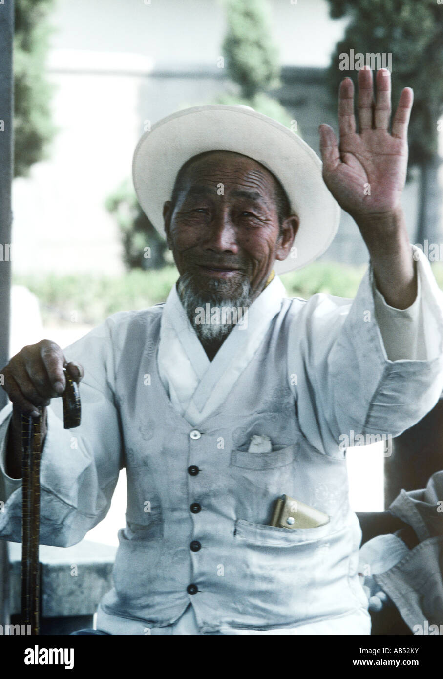 Korea, Wellen ein altes Mannes tragen traditionelle Bagi-Jogori Stil des Kleides für Touristen, wie er sie in Kyongju sieht aus. Er ist typisch Stockfoto