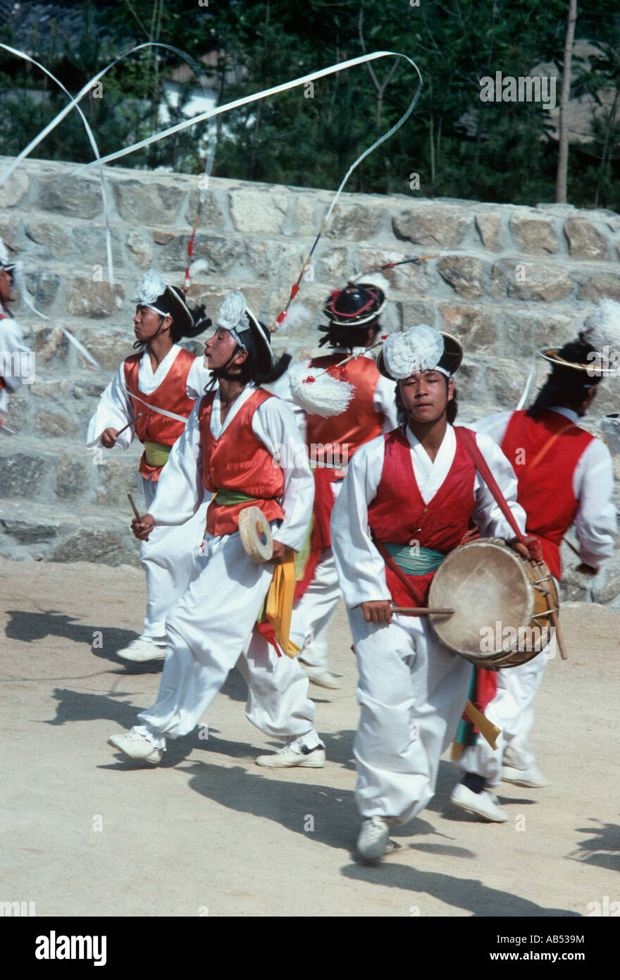 Korea. An der Korean Folk Village in der Nähe von Seoul wird traditionelle Musik gespielt. Stockfoto