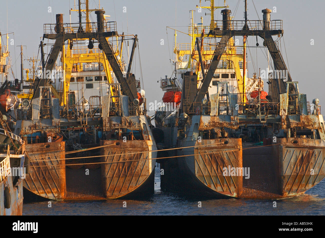 Zwei russische Trawler, Puerto De La Luz (Hafen des Lichts), Las Palmas, Gran Canaria, Kanarische Inseln, Spanien, Europa, Europa rosten Stockfoto