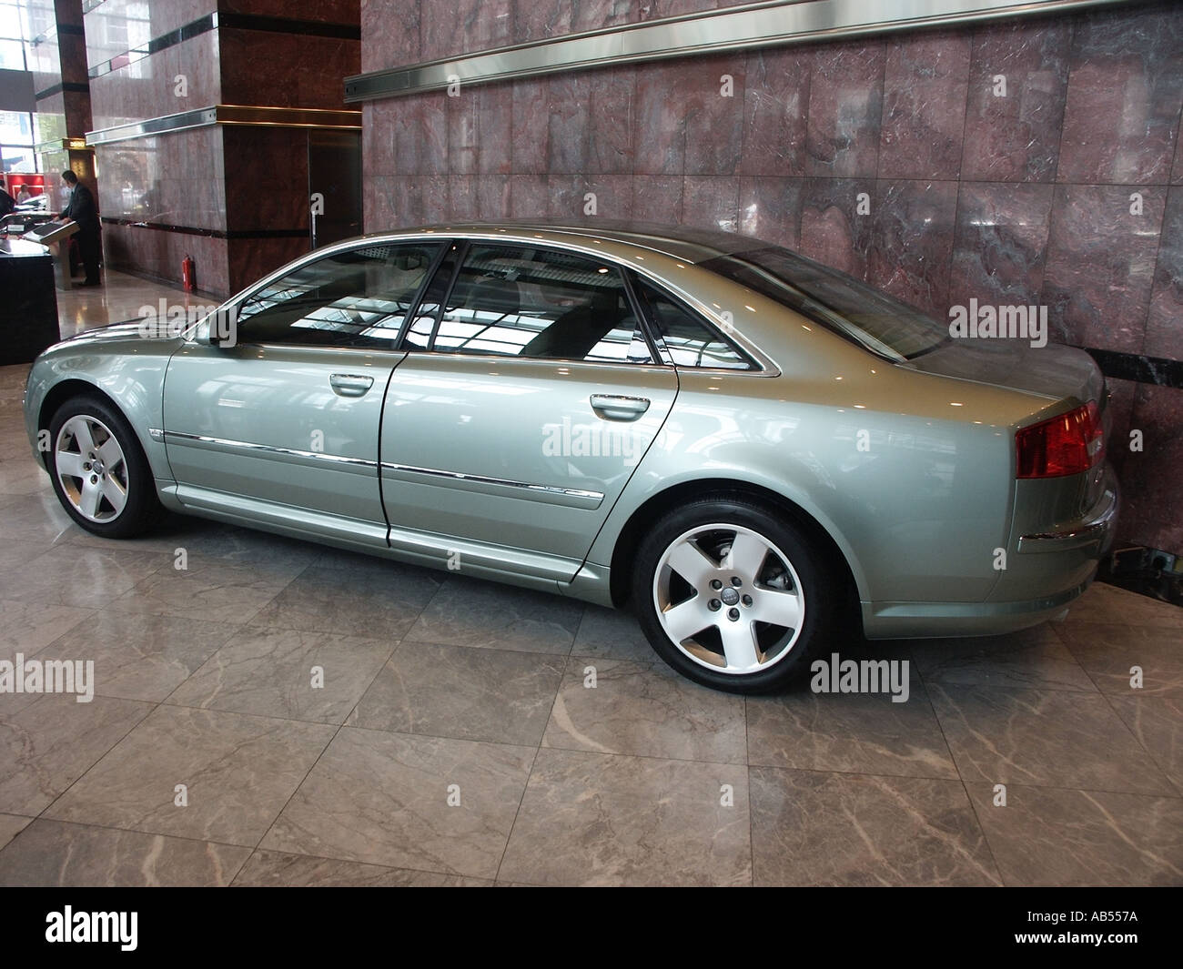 Innen Canary Wharf Autosalon Stil Ausstellung der neuesten Modelle von den Händlern im Erdgeschoss Rezeption angezeigt Stockfoto