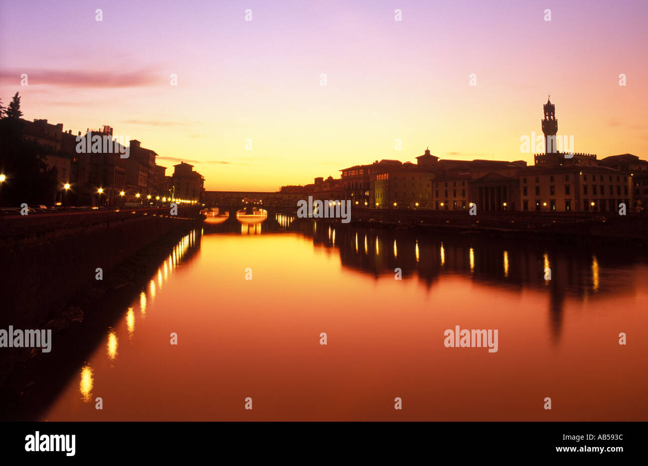 Italien Florenz Ponte Vecchio über den Fluss Arno Stockfoto