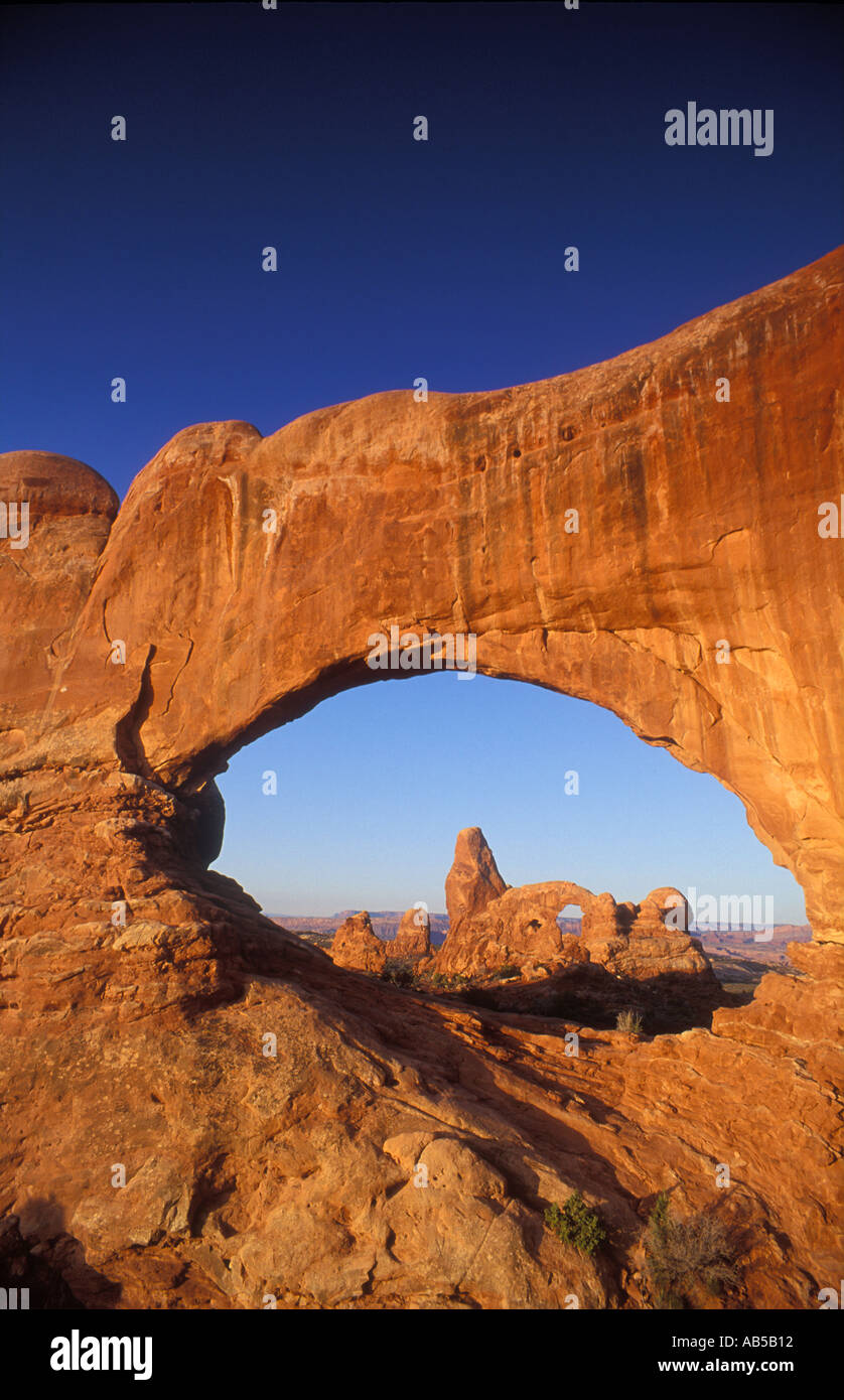 Turret Arch durch Fenster Arch Arches National Park Utah USA Stockfoto