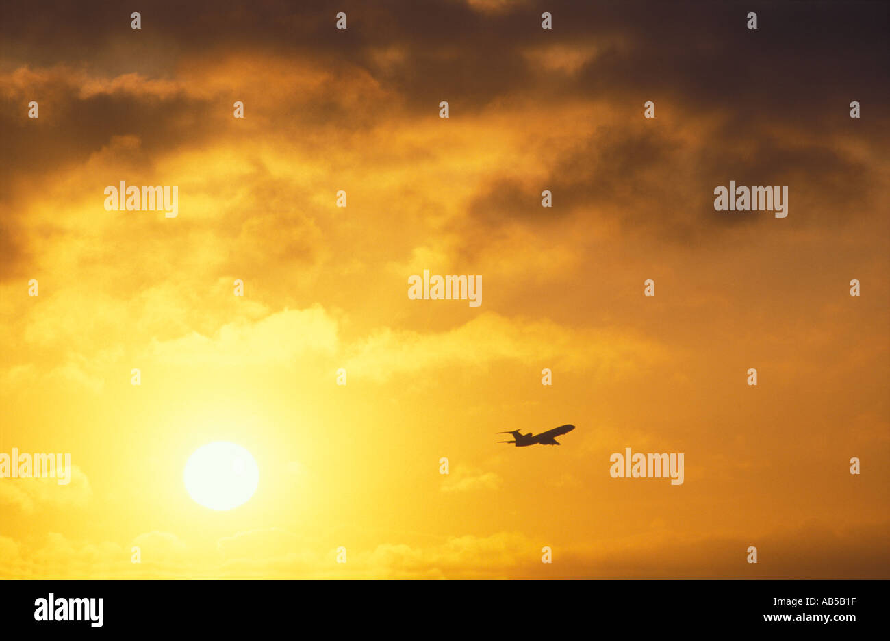 Flugzeuge im Himmel bei Sonnenaufgang Heathrow England UK Stockfoto