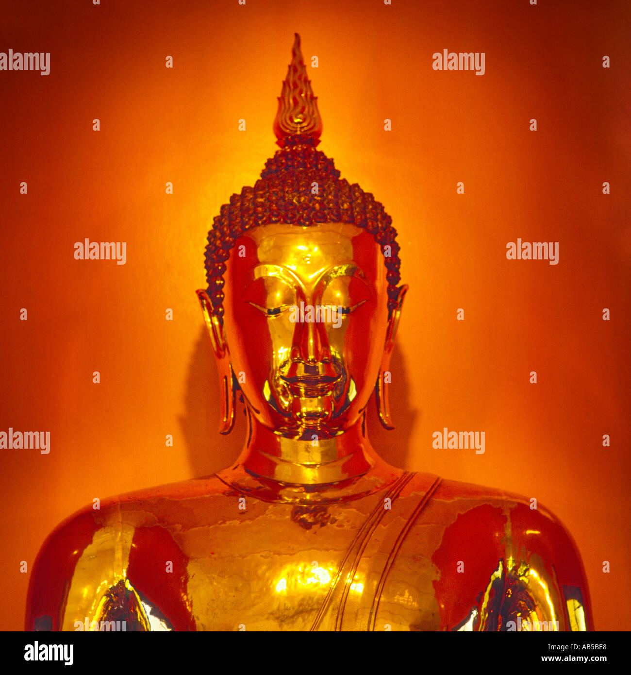 Vorne auf Nahaufnahme Portraitfoto Stil des goldenen Buddha im Wat Trimitr Tempel in Bangkok Thailand Stockfoto