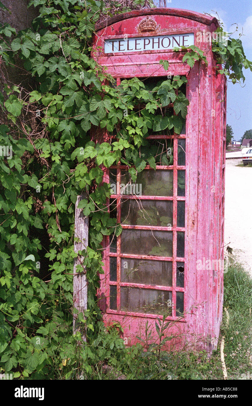 verfallene alte rote Telefonzelle Stockfoto