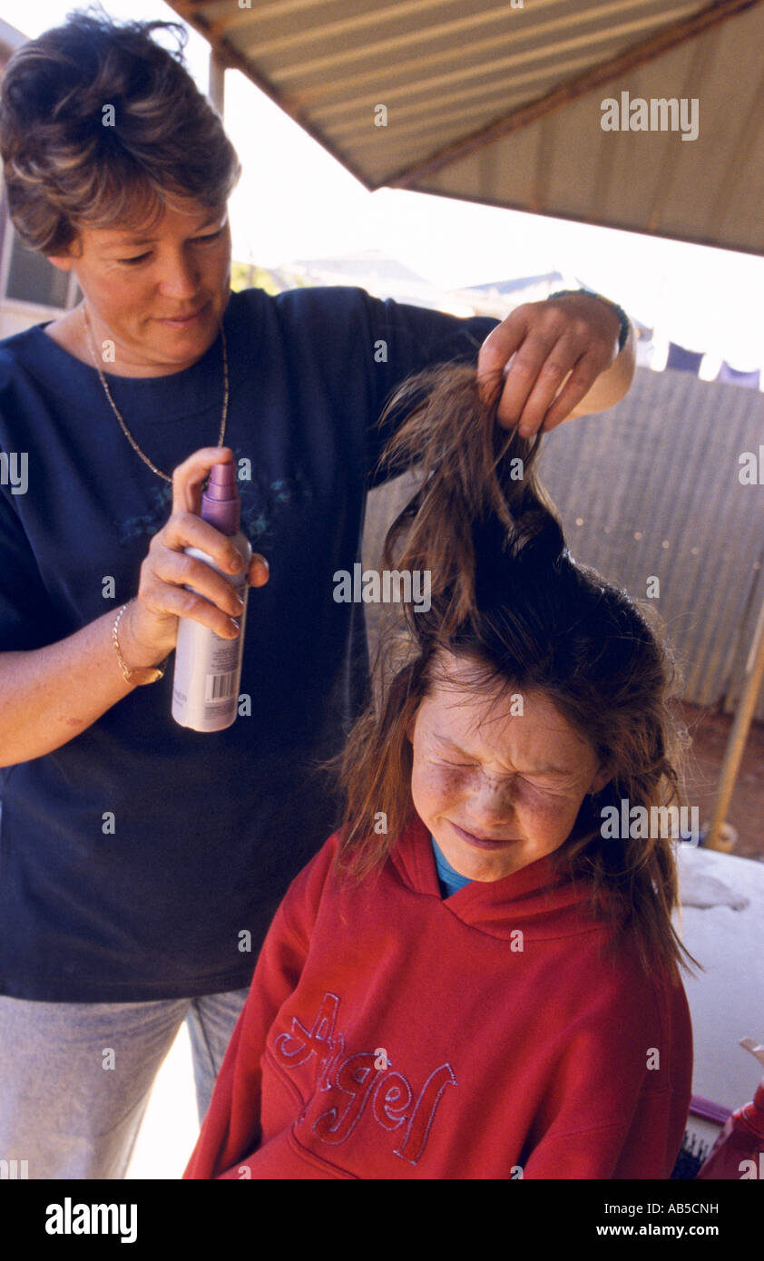 Mutter Tochter s tun Haar, Langidoon Station, in der Nähe von Broken New South Wales, Australien, vertikal, Stockfoto