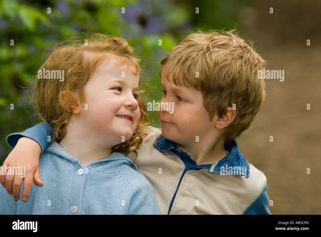 Mädchen/junge Zwillinge miteinander kuscheln Stockfoto