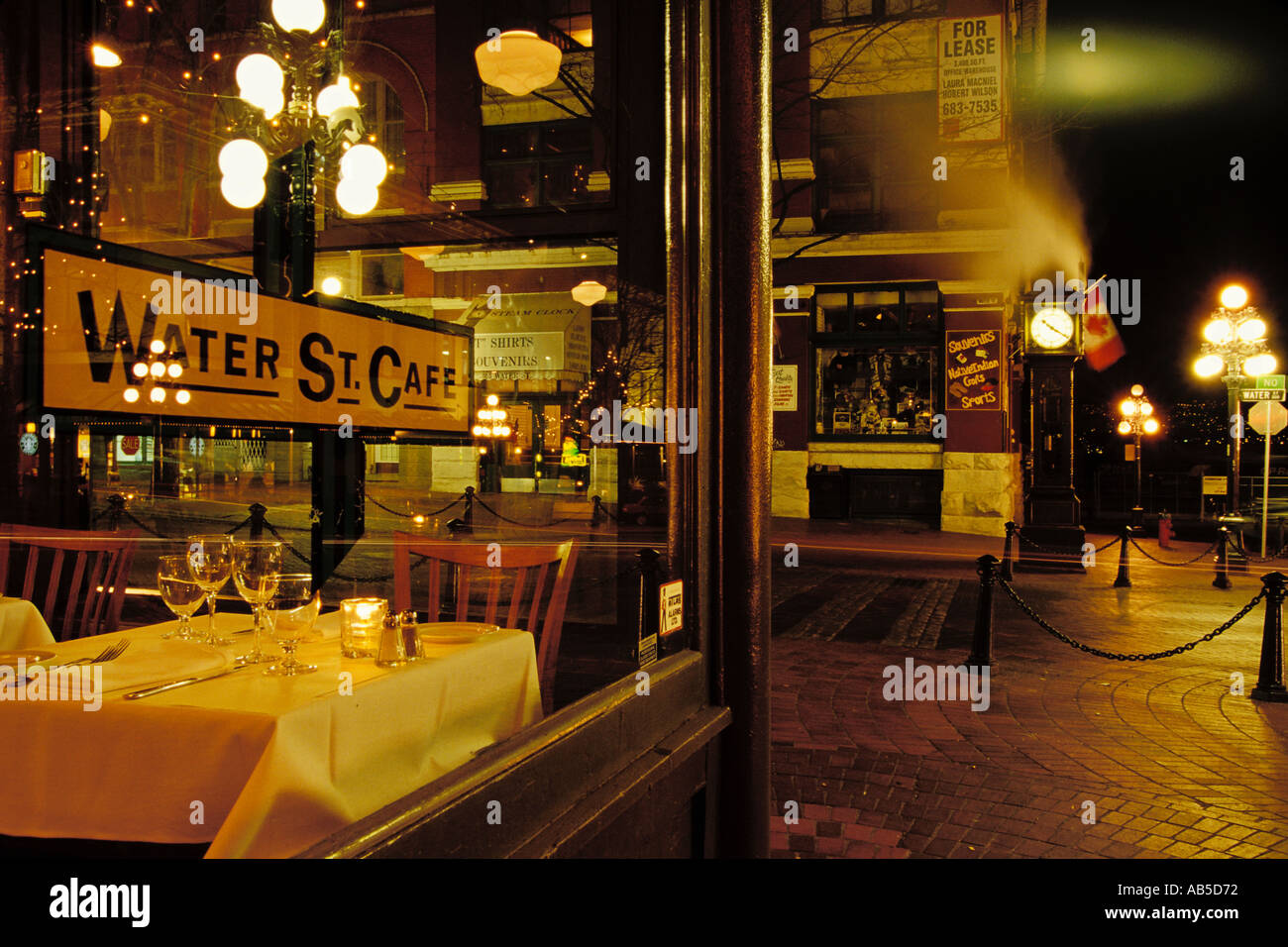 Vancouver BC elegante Tisch im Fenster der Water Street Cafe mit Gastown Dampfuhr auf Cambie Wasser Straßen auf der Rückseite Stockfoto