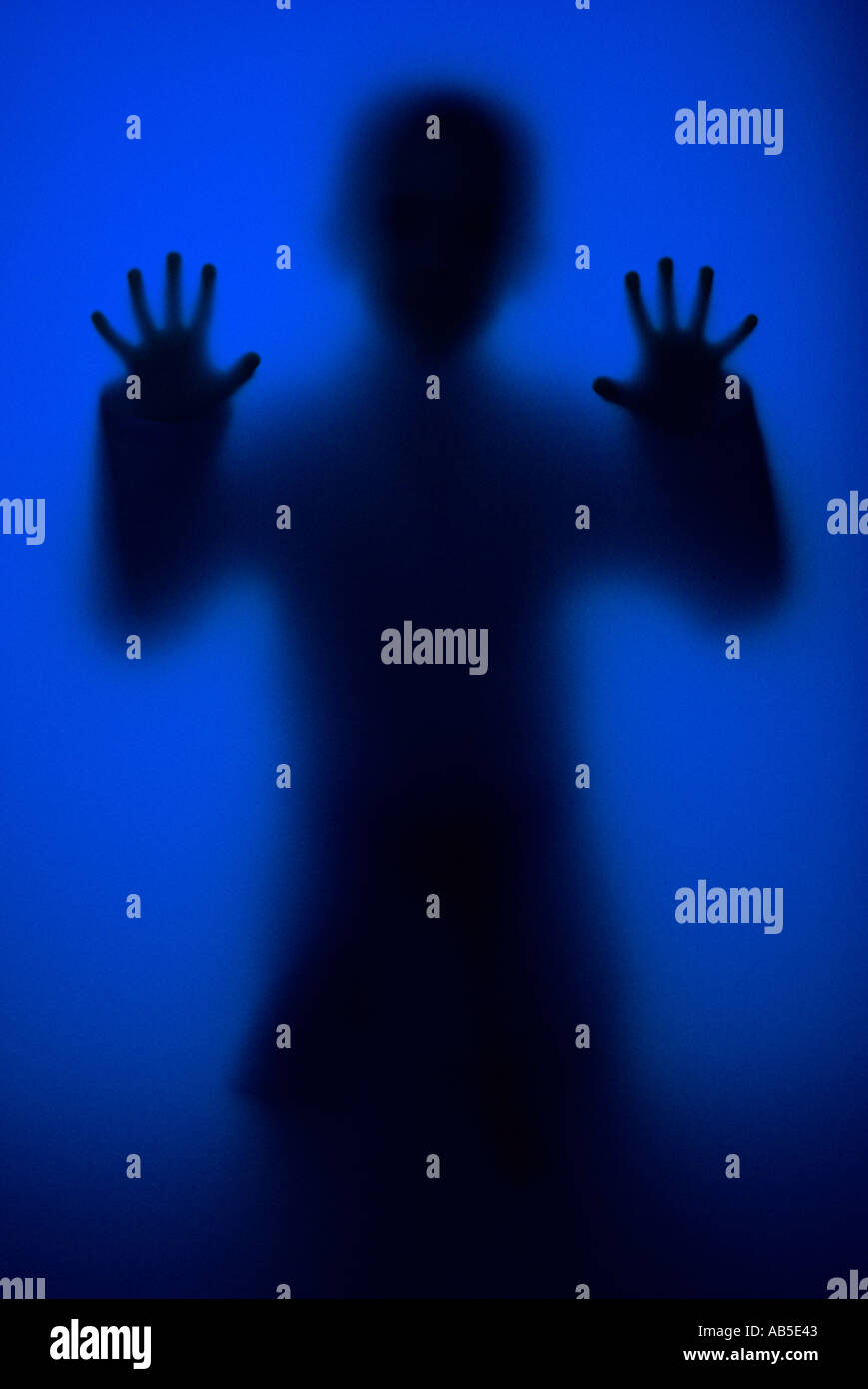 Knaben 7, 8, 9, 10, 11, 12, 13, 14 Jahre alt, Figur mit Handzeichen hinter Glas Stockfoto