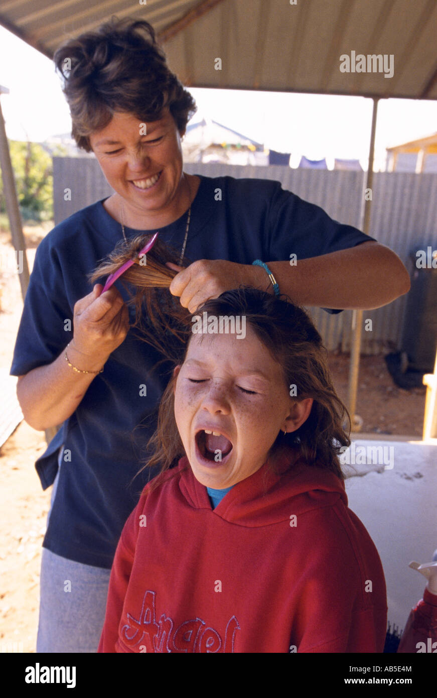 Mutter Tochter s tun Haar, Langidoon Station, in der Nähe von Broken New South Wales, Australien, vertikal, Stockfoto