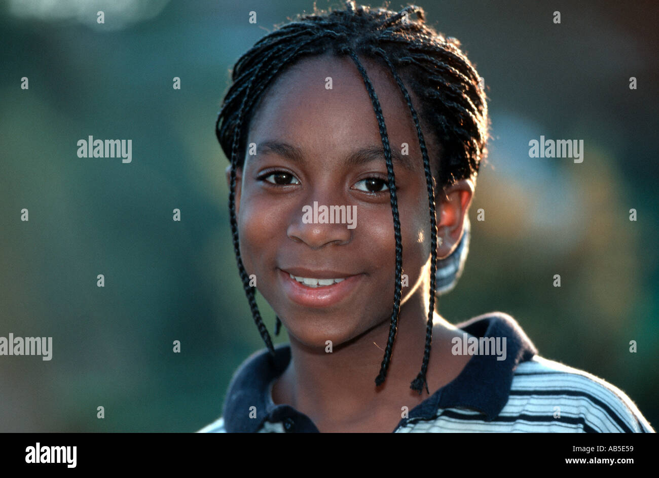 Französisch afrikanischen Herkunft 12 Jahre alt Frau Teenager Porträt Mädchen Kind lächelnd draußen, Student Frankreich, schwarze Gemeinschaft paris Stockfoto
